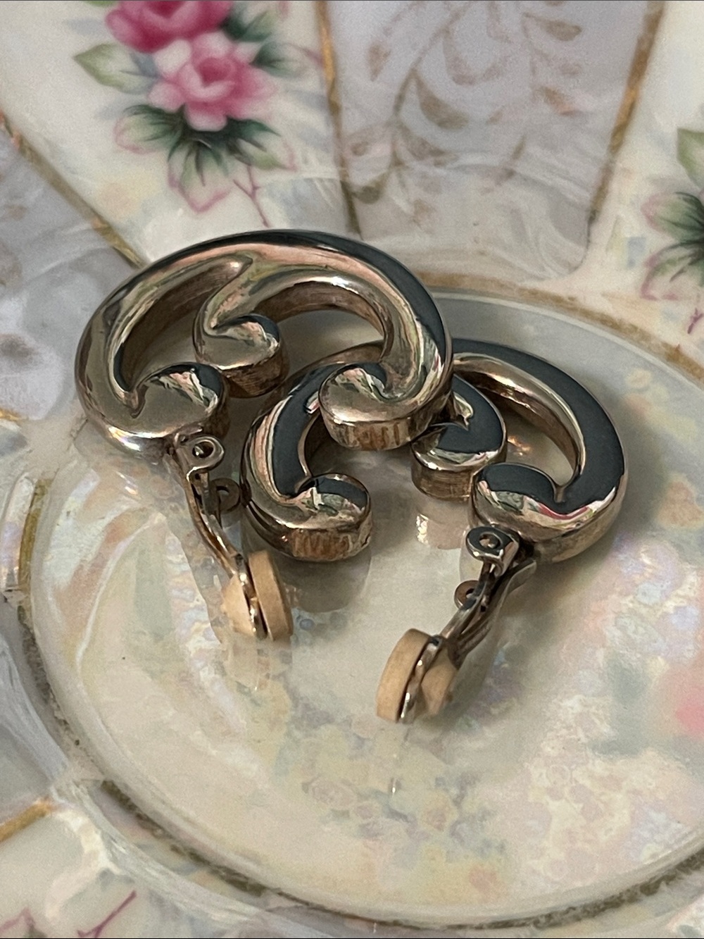 ❗️SOLD❗️1990’s Givenchy Silver-Plated Swirl/Scroll Statement Clip On Earrings - Picture 5 of 7